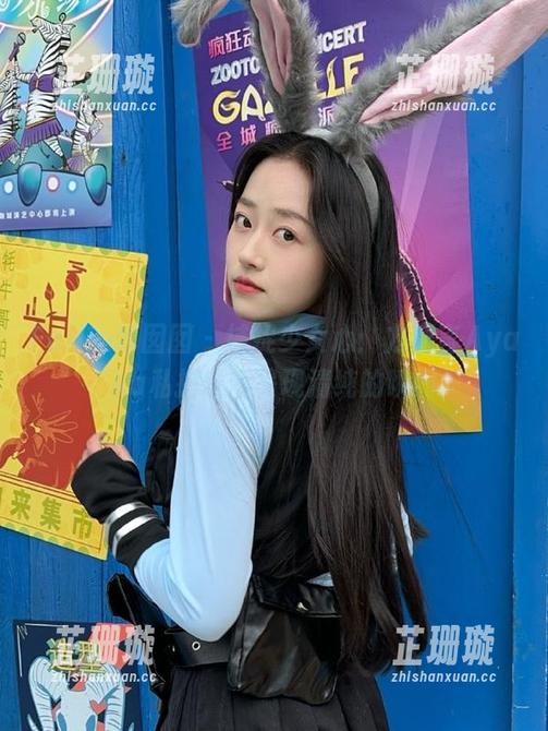 Feilin嗲囡囡 - 捕捉少女心：方绮言Ayaka私拍原图呈现清纯的瞬间