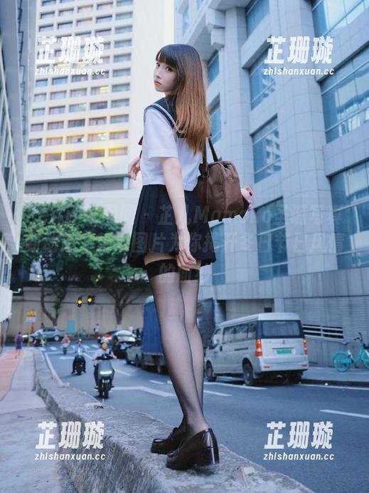 Feilin嗲囡囡 - 芷儿Momoko圣诞写真新动态，精致图片为你揭开冬日节日风情的面纱