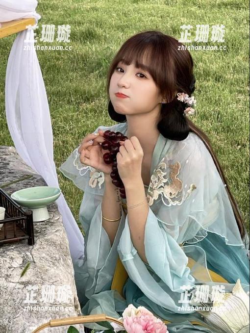 HuaYang花漾 - 轻松下载易阳Silvia的长腿图包，让每一张照片都融入你的可爱人生！