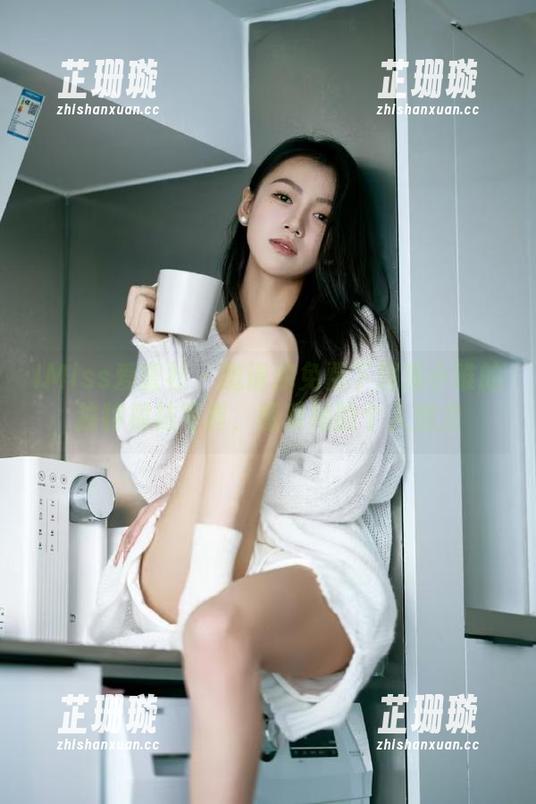 IMiss爱蜜社 - 邀请你免费下载戴小唯的独特棉袜写真，感受她的个人魅力