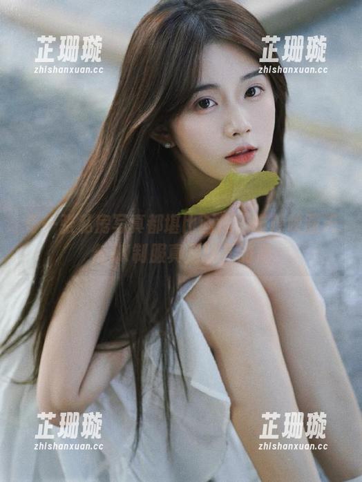 每一张私房写真都堪比画作，喵糖映画天台JK制服真是玩儿的溜