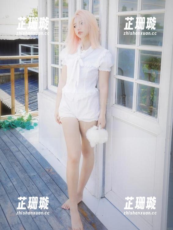 MiStar魅妍社 - Manuela玛鲁娜私拍原图，快来看看这美腿如何颠覆你的三观！