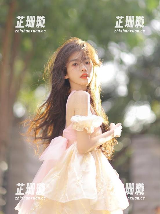 MiStar魅妍社 - 别让办公室只剩工作，在关思阳的私拍写真中找寻灵感吧！