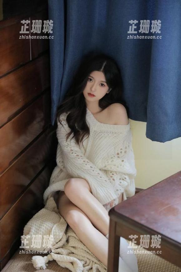 MiiTao蜜桃社-缇娜美Tinami MiiTao蜜桃社 - 缇娜美Tinami天台写真作品集:以独特视角诠释现代都市的时尚与优雅