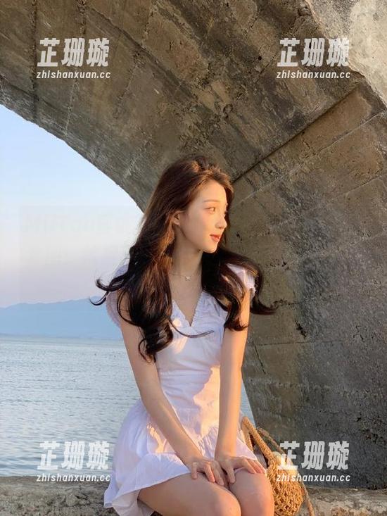 MiiTao蜜桃社 - 谢芷馨Sindy的牛仔裤套图：捕捉青春岁月，展现不同风格的作品合集