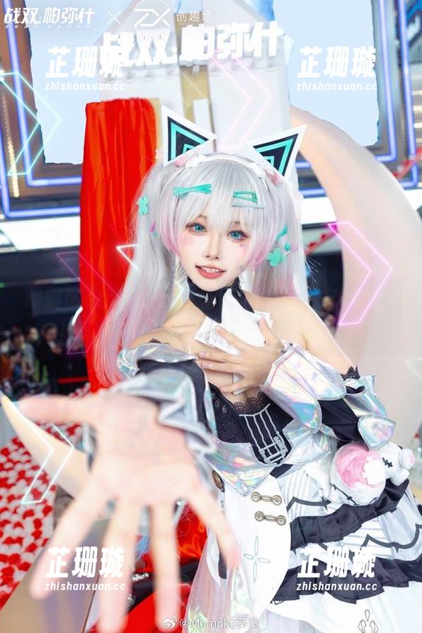 跟随Momoko葵葵私房写真探索之旅：大凤本子中蕴藏的真爱的无限可能！