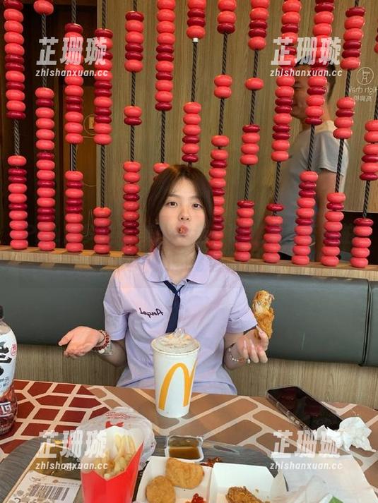 PDL潘多拉 - 美图精选：陈雅漫吊带私拍，展现她的青春与自信