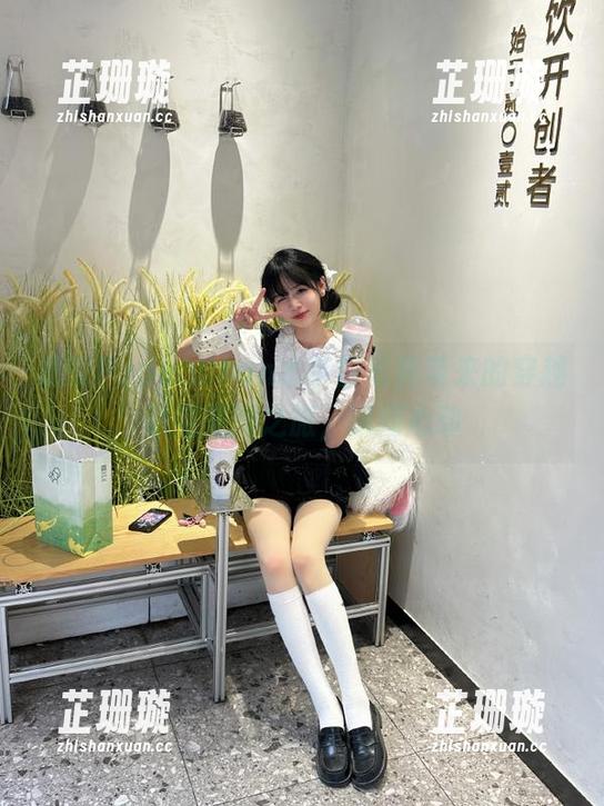 感受PoppaChan水手服写真带来的穿越时空美图之旅，瞬间心动