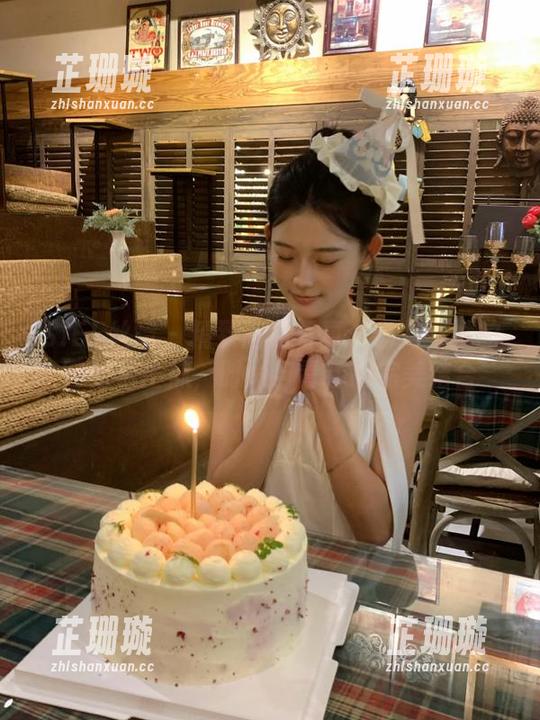 SIEE丝意-小月 SIEE丝意 - 精致高清写真:小月与她的害羞学生袜,时尚与青春的完美结合