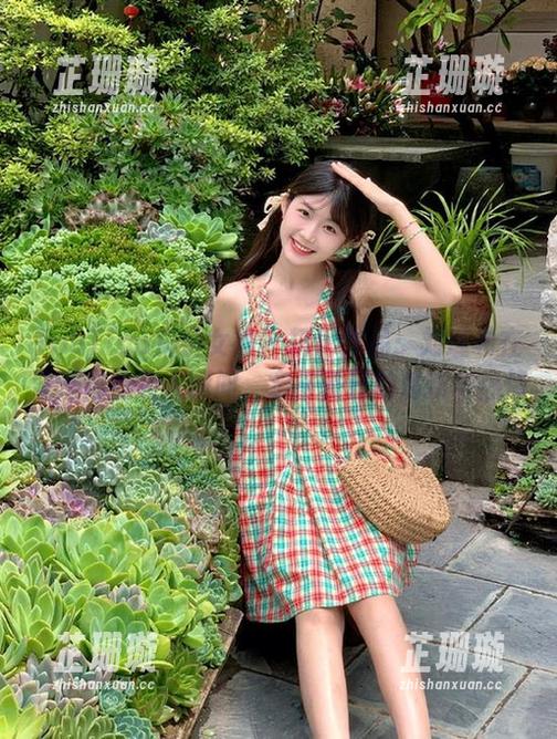 TouTiao头条女神 - 精彩作品：刘瑾希在泳池边的迷人瞬间，定格夏日的清新与热情