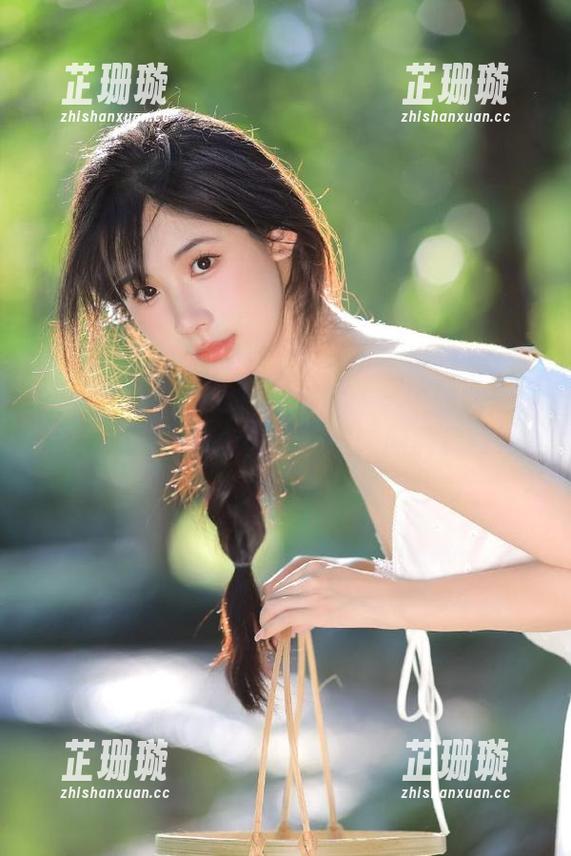 TouTiao头条女神 - 细腻光影中的娜依灵儿眼镜作品合集，捕捉瞬间的美丽