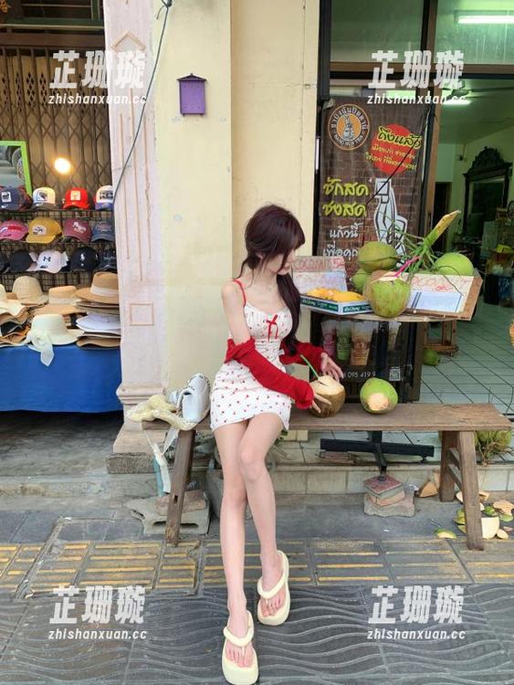 TouTiao头条女神 - 爱丽莎的丽思卡尔顿黑晚礼套图：优雅与时尚的完美合集