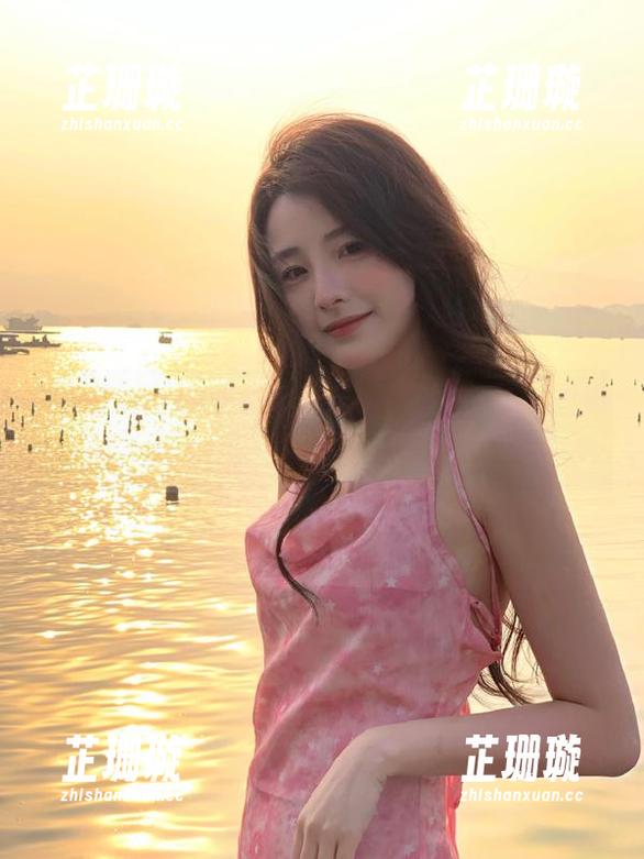 TouTiao头条女神 - 苏菲菲泳衣最新图册：每一张都是一幅夏季风景的艺术作品