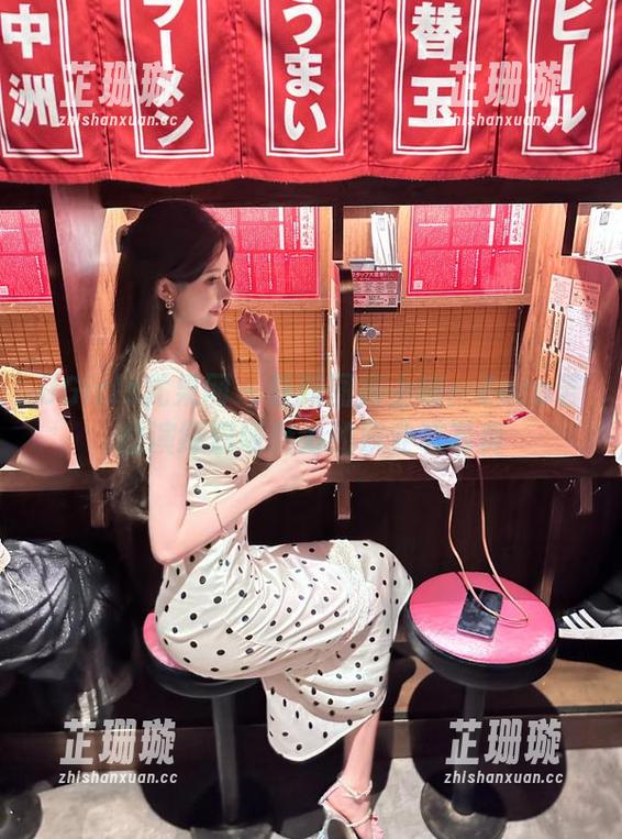 UGirls尤果网 - 最新图库上线：Zora若拉演绎职场魅力的职业装写真