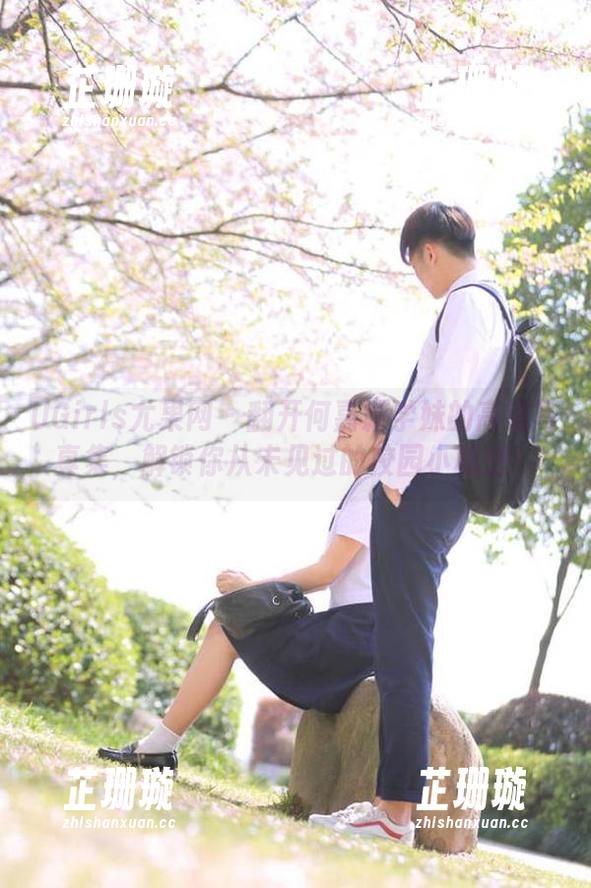 UGirls尤果网 - 翻开何嘉颖学妹的高清写真集，解锁你从未见过的校园小秘密！