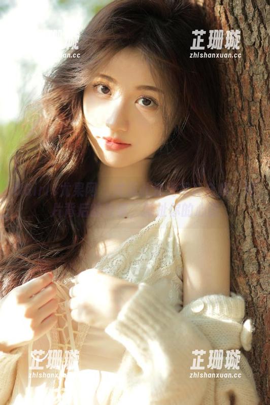 UGirls尤果网 - 尤菲儿清纯写真合集：照片背后的故事，撕扯你的心弦