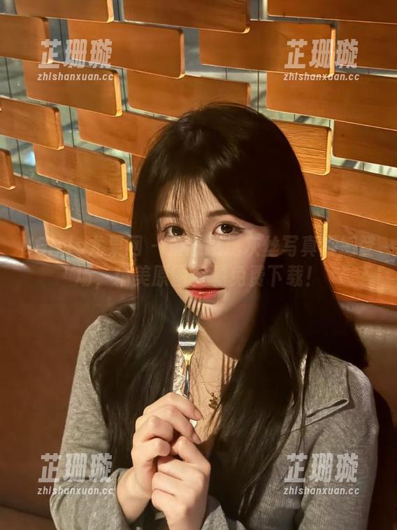 UGirls尤果网 - 景思晴携灰丝写真震撼登场，精美原图资源免费下载！