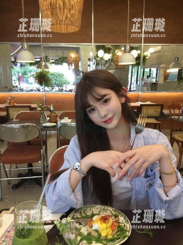 UGirls尤果网 - 海边的低语：白一晗全套写真描绘自然与灵魂的对话