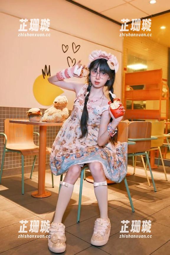 UGirls尤果网 - 程瑜西的无圣光白衬衫美图，简约却充满细节，真让人羡慕啊！