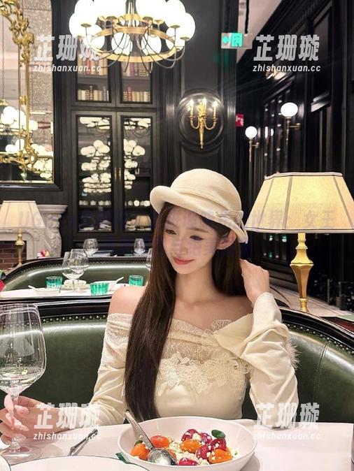 UGirls尤果网 - 走进谭晓彤的世界：女王风范原图与绝美图集