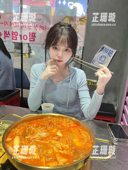 UGirls尤果网 - 陈雅漫夏日写真：透过分享感受炙热与清凉的艺术交融