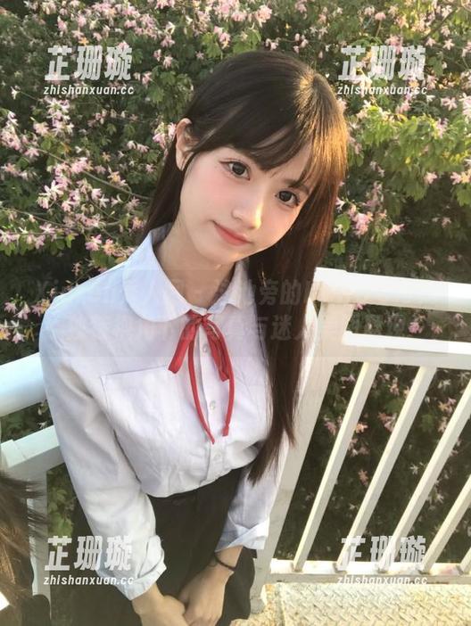 Xiuren秀人网 - 泳池旁的KOKO可可：独特视角下的写真与迷人美图展现