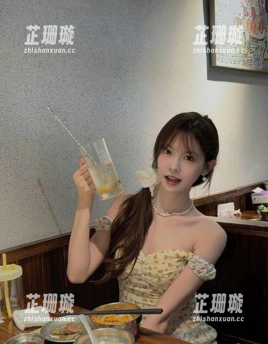 Xiuren秀人网 - Mila嘟嘟的夏天写真更新：原图中藏着她的自嘲秘籍，时尚与搞笑相融合，不容错过！