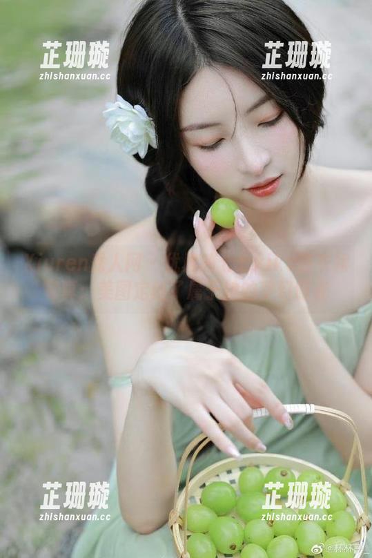 Xiuren秀人网 - 优雅的七七kiko连衣裙写真：美图定格了属于她的梦幻时光
