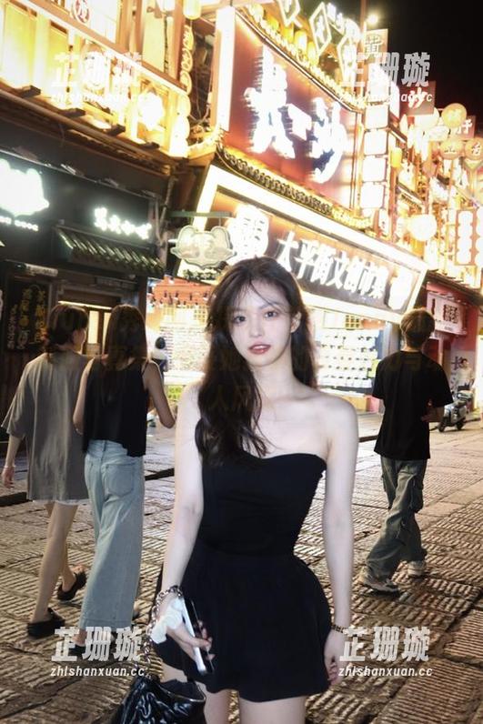 Xiuren秀人网 - 探索任莹樱Jenny最新制服写真集，感受她独特的青春魅力与动人风采