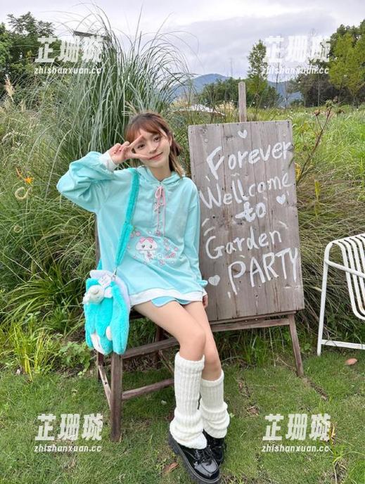 Xiuren秀人网 - 卓君Jeanes比基尼美图图包：释放你的游泳池边时尚灵感