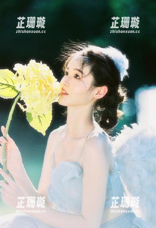 Xiuren秀人网 - 吃白菜的vi菜菜的高清纯白摄影作品，呈现出清新脱俗的艺术风格