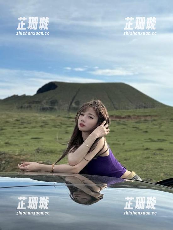 Xiuren秀人网-唐宁宁 Xiuren秀人网 - 走进唐宁宁的旗袍世界,高清写真集展现她的优雅与自信之美。