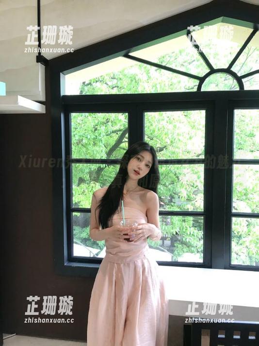 Xiuren秀人网-小逗逗 Xiuren秀人网 - 探索小逗逗女友的魅力:精美写真集和原图欣赏