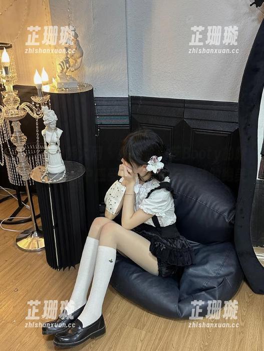 Xiuren秀人网-徐莉芝Booty Xiuren秀人网 - 探秘徐莉芝Booty的教室:从写真中感受那份宁静与灵动的绝美图片
