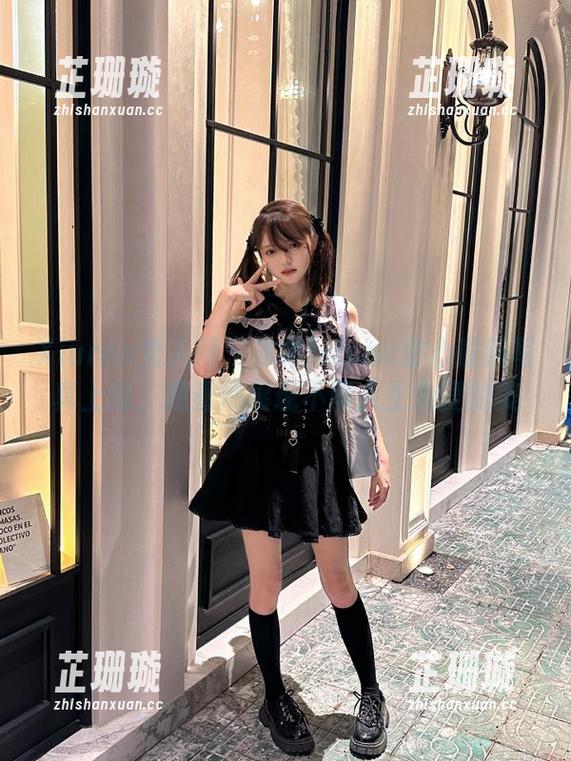 Xiuren秀人网 - 木木hanna甜心最新写真上线，观看她展现不同人生角度的美