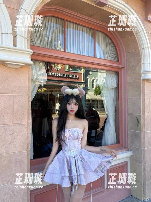 Xiuren秀人网 - 领略李丽莎的连衣裙写真作品，免费获取她的优雅时尚风尚