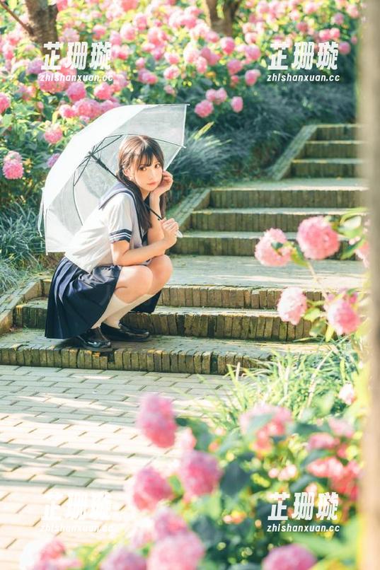 Xiuren秀人网 - 探索李可儿穿白裙的迷人瞬间，观看绝美原图