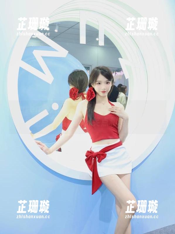 Xiuren秀人网 - 在梦娜Vanessa的户外世界里：精选套图，笑点和美景齐飞！