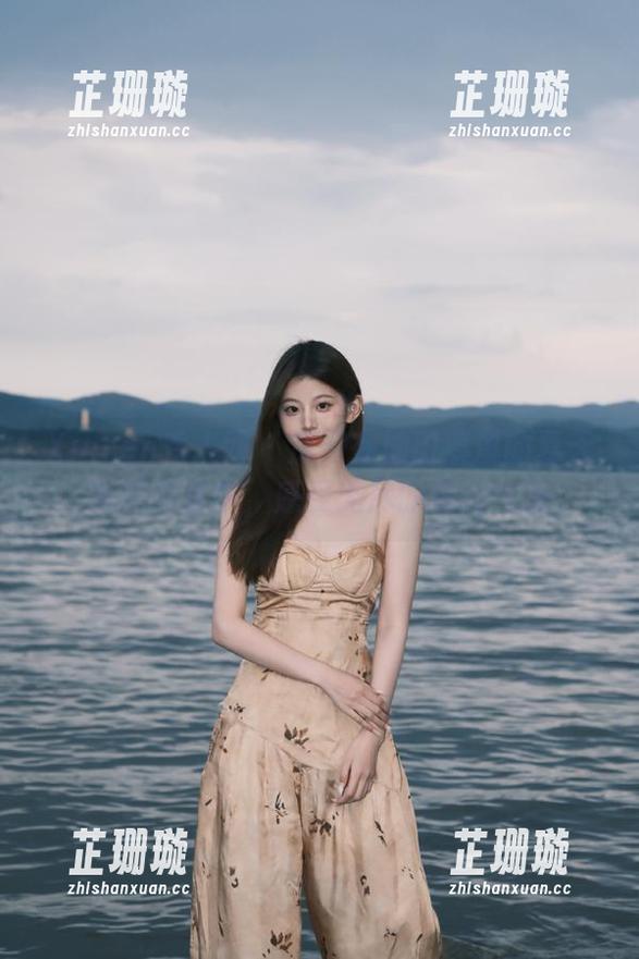 Xiuren秀人网 - 沉浸在油田溪溪的夏天美图分享中，感受无尽的清新气息