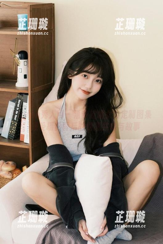 Xiuren秀人网 - 潘多拉哦女友定制图集，感受摄影背后的情感共鸣与故事