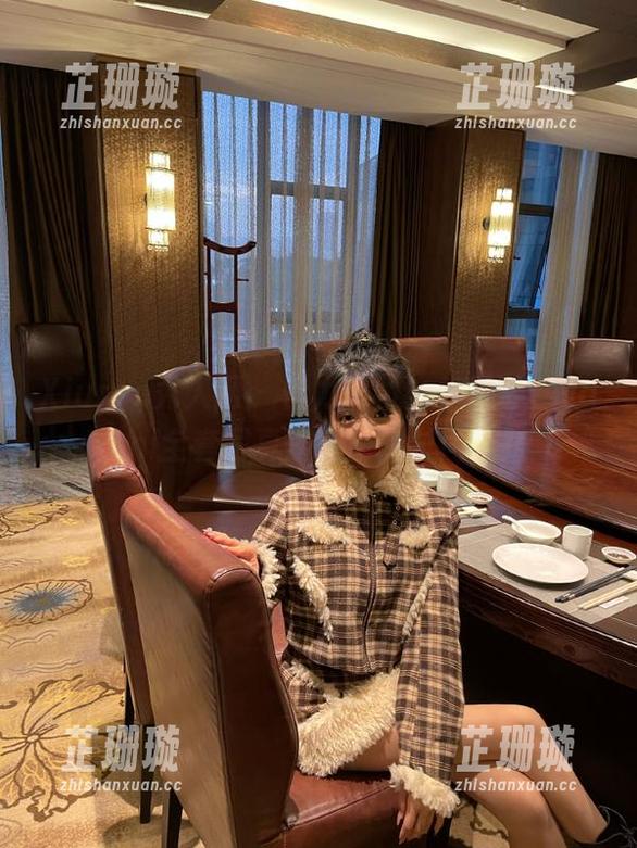 Xiuren秀人网 - 借力白衬衫，王馨瑶yanni全套写真演绎简约时尚之路