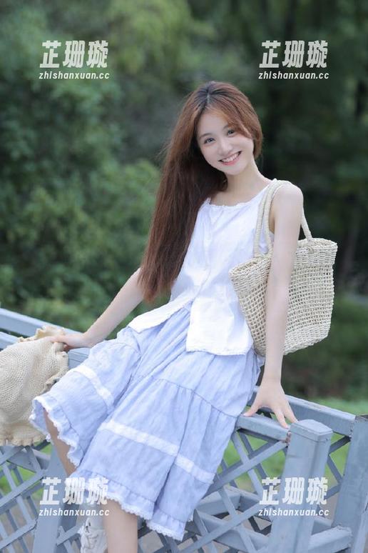 Xiuren秀人网 - 她的眼镜故事：白茹雪Abby写真原图与照片释放无限创意