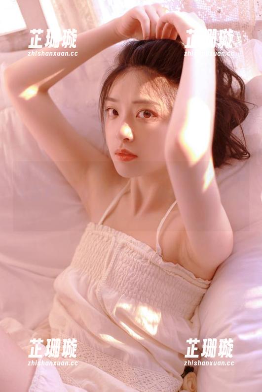 Xiuren秀人网 - 糖豆sisi带来的礼服视觉盛宴，观看专属图包，体验优雅与魅力的深度融合！