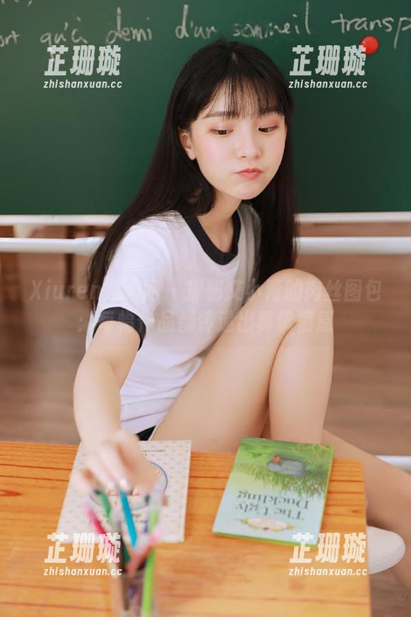 Xiuren秀人网 - 探秘艾小青的肉丝图包：每幅作品都传递出真挚情感