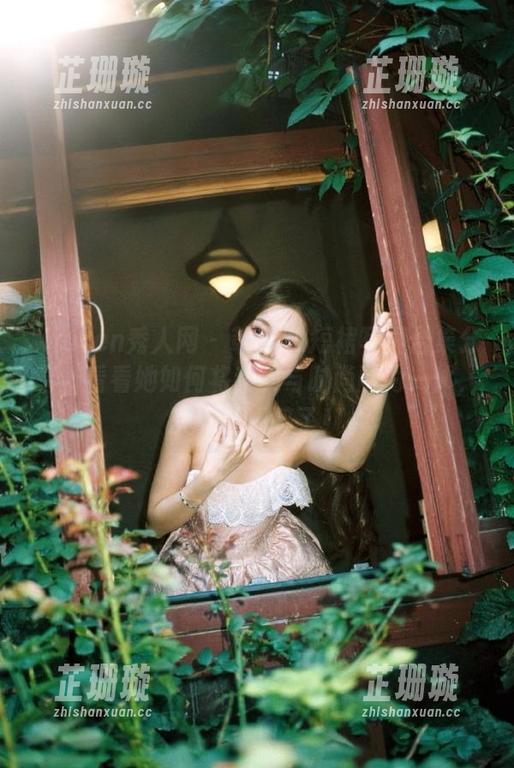 Xiuren秀人网 - 草莓zz短裙写真合集分享，看看她如何将甜美与时尚融为一体，真是让人醉了！