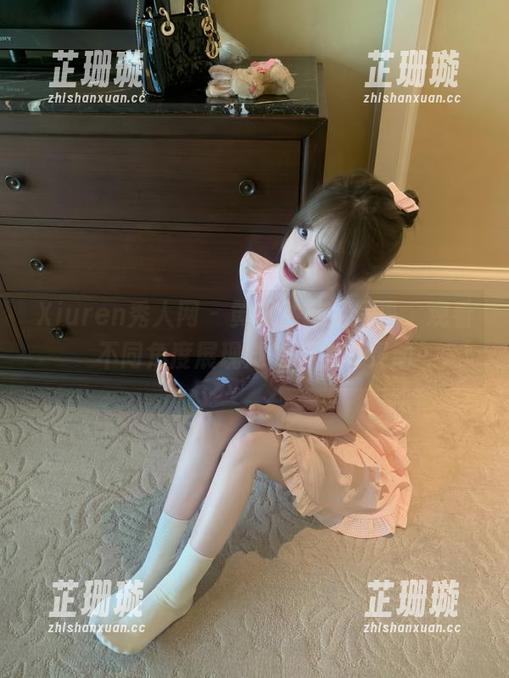 Xiuren秀人网 - 黄乐然美足写真，观看不同角度展现她的娇美与灵动