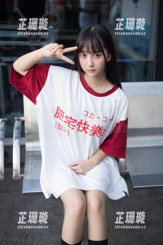 YALAYI雅拉伊 - 梦涵的私房写真套装，传递青春与时尚的无尽魅力