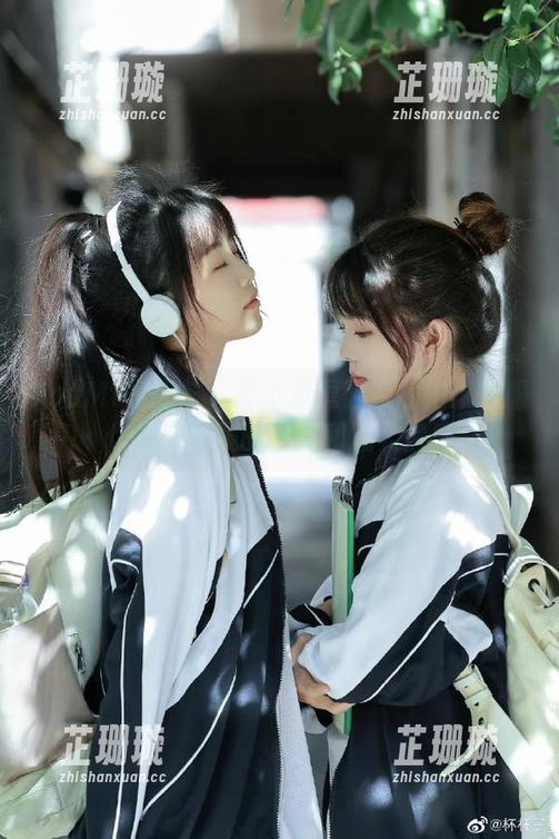 YouMi尤蜜荟 - 是小逗逗独家私拍：制服作品中隐藏的秘密和温柔情感