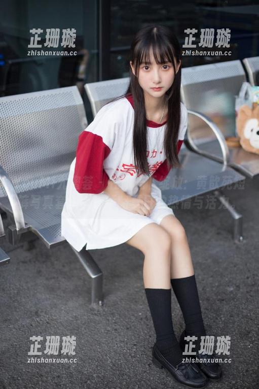 YouMi尤蜜荟 - 在阳光下绽放：黄歆苑短裤写真套图带你领略夏日的热情与活力。