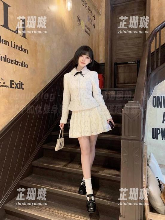 beautyleg - Vevi泳池高清图册：她在水中的优雅身影与阳光下的璀璨时刻，尽在其中！